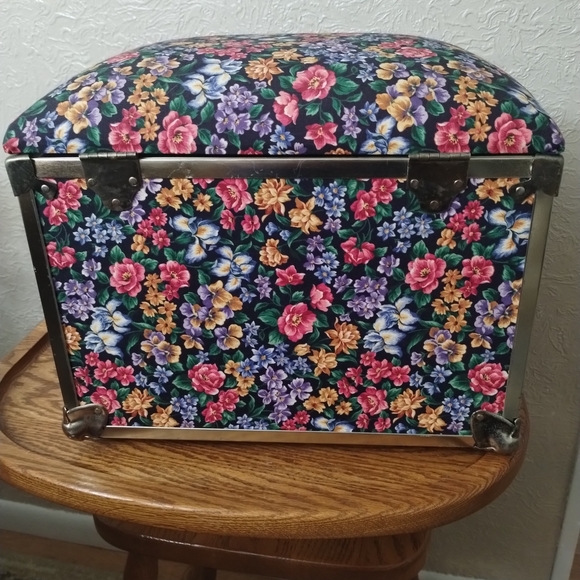 Floral Patterned Storage Trunk - Picture 6 of 6
